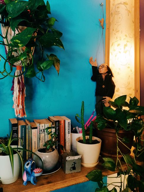 Un foyer, une histoire 1 Cozy reading nook plants